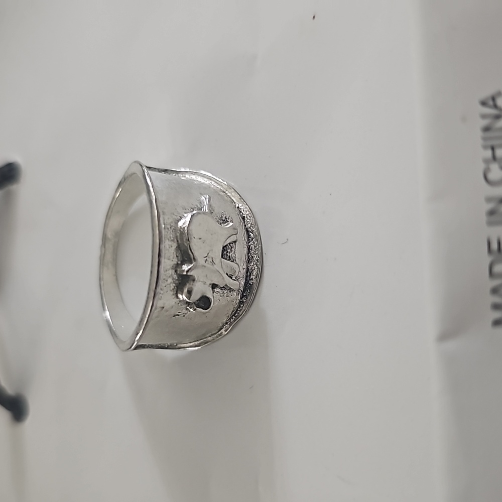Silvertone thumb ring